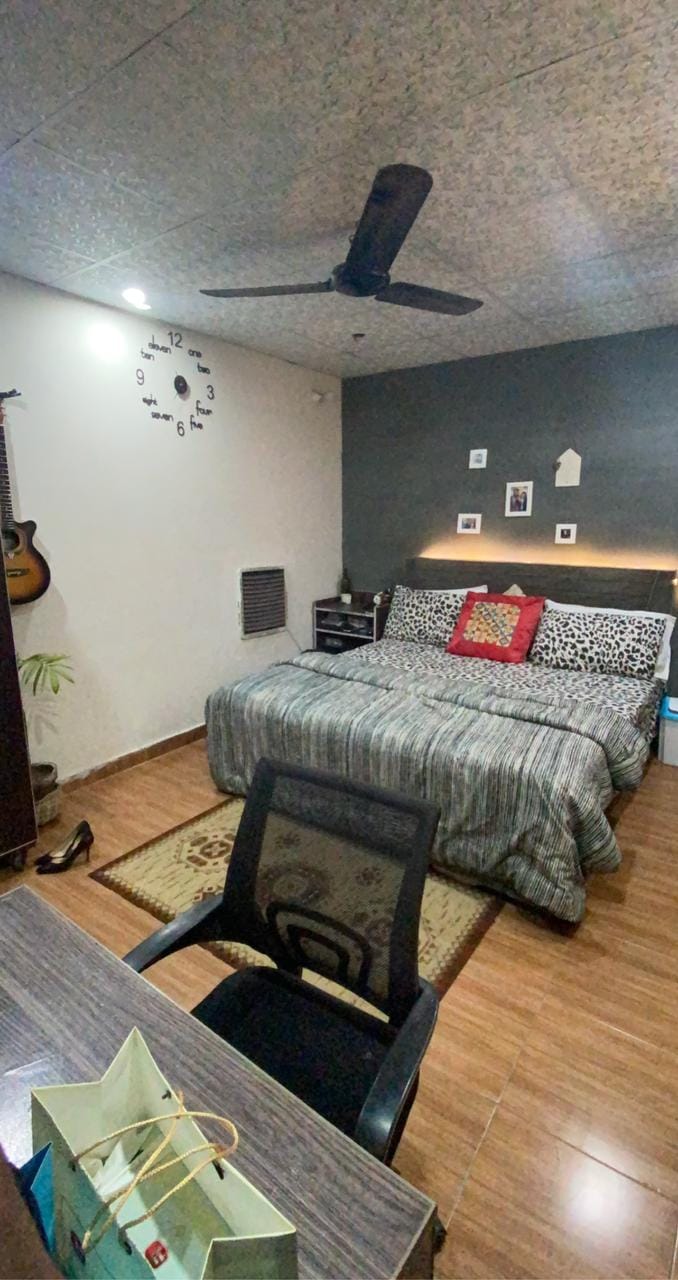 Fully furnished flat available on sharing bases. One person already living one person required. Separate kitchen and attch bathroom. LIGHT, GAS , WATER.