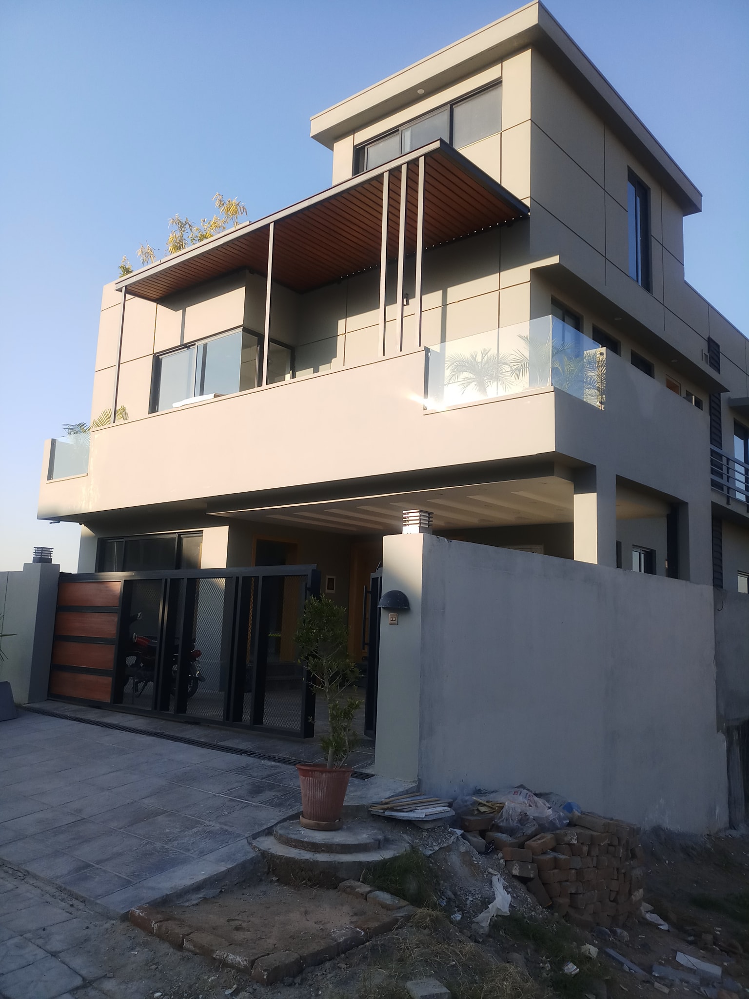 10 MARLA 3 STOREY BRAND NEW DESIGNER HOUSE FOR SALE
