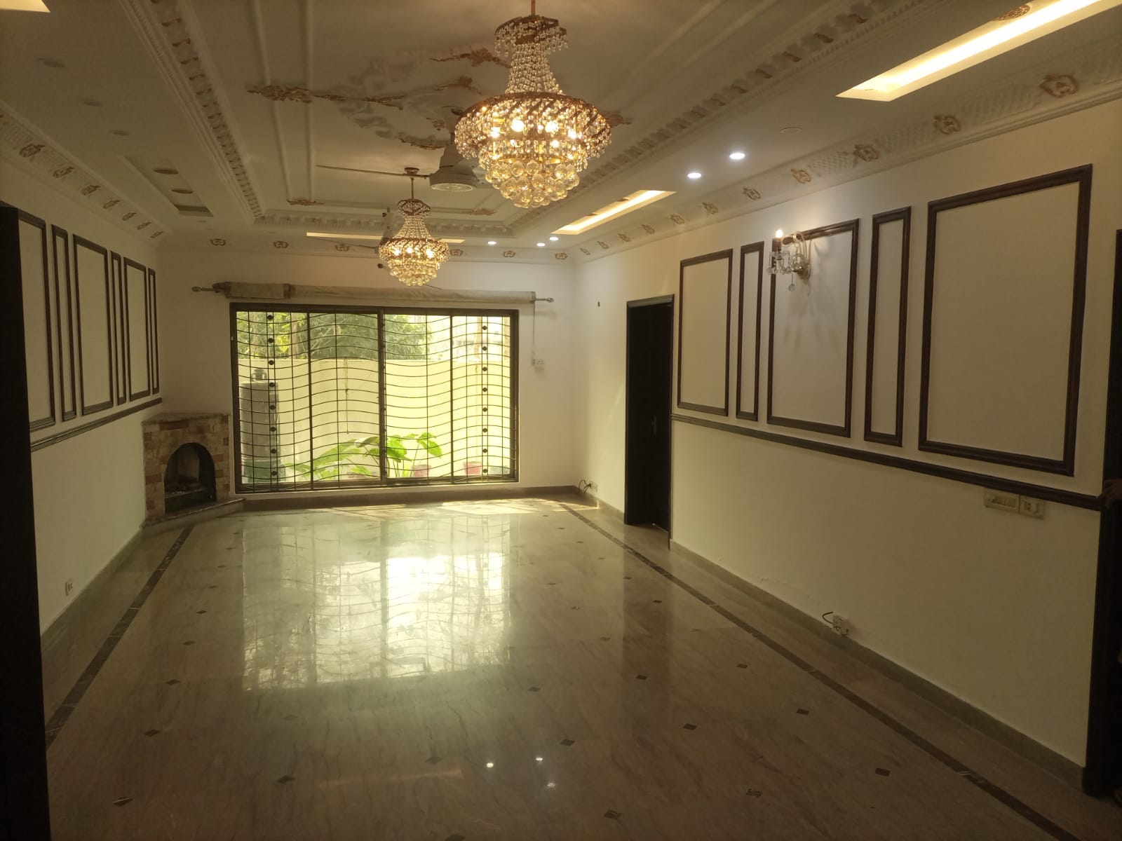 One kanal house available for sale