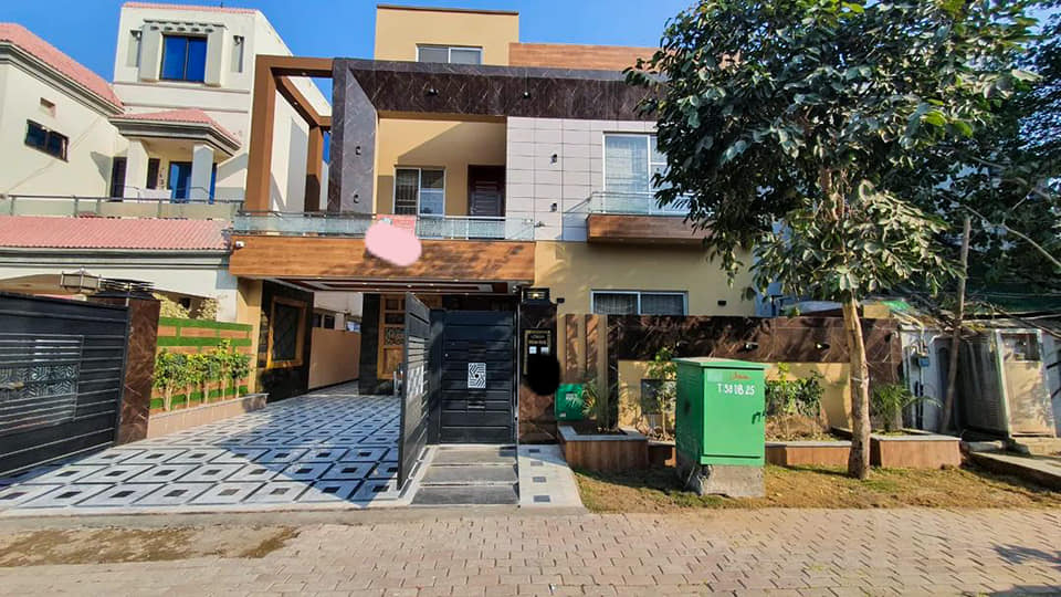 10 Marla Brand New Modern House For Sale