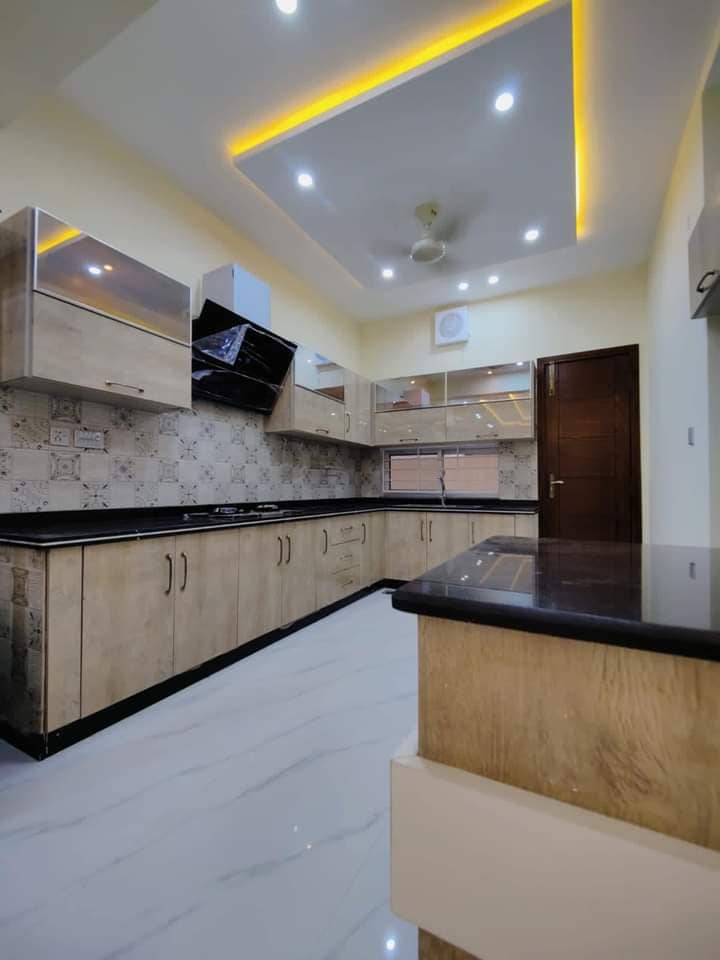 10 Marla Modern House For Sale