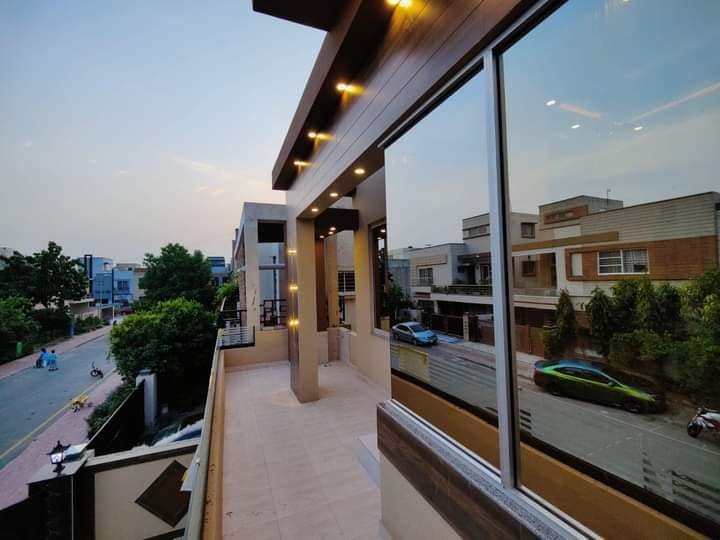 10 Marla Modern House For Sale