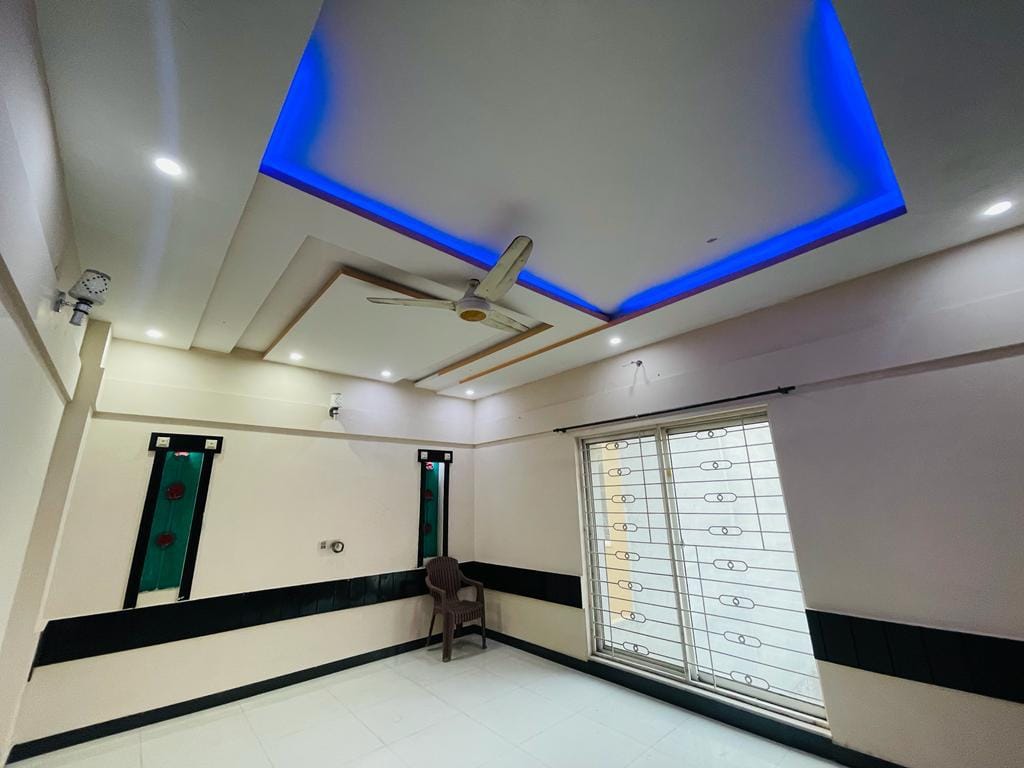 10 Marla Used House for Sale in Bahria Town Lahore.