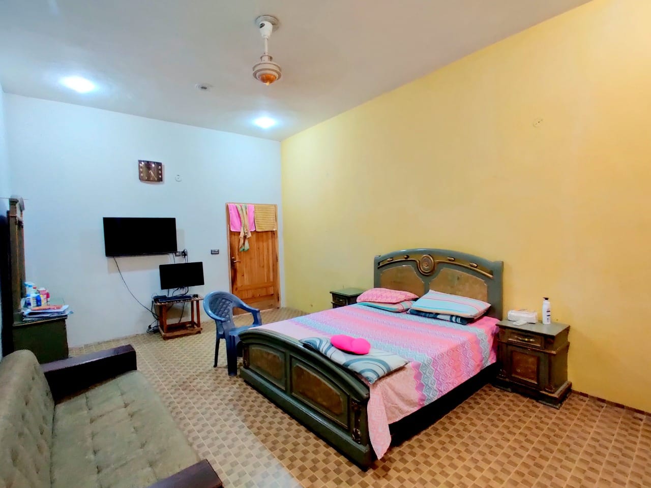 1 kanal 1½ story house for sale in near Expo Center and Thokher Niaz Baig.