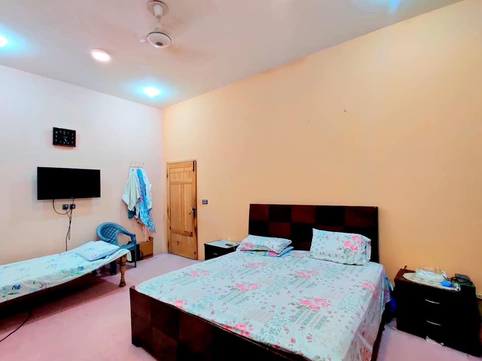 1 kanal 1½ story house for sale in near Expo Center and Thokher Niaz Baig.